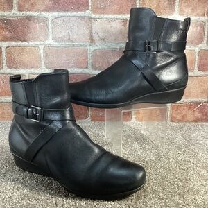 Ecco Womens black leather booties size 39 eu size 8.5 US